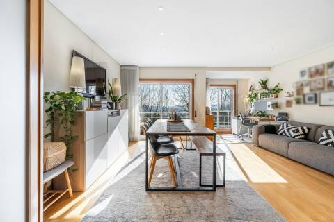 🏢 T3 com varanda, vistas desafogadas e garagem dupla em Vilar de Andorinho