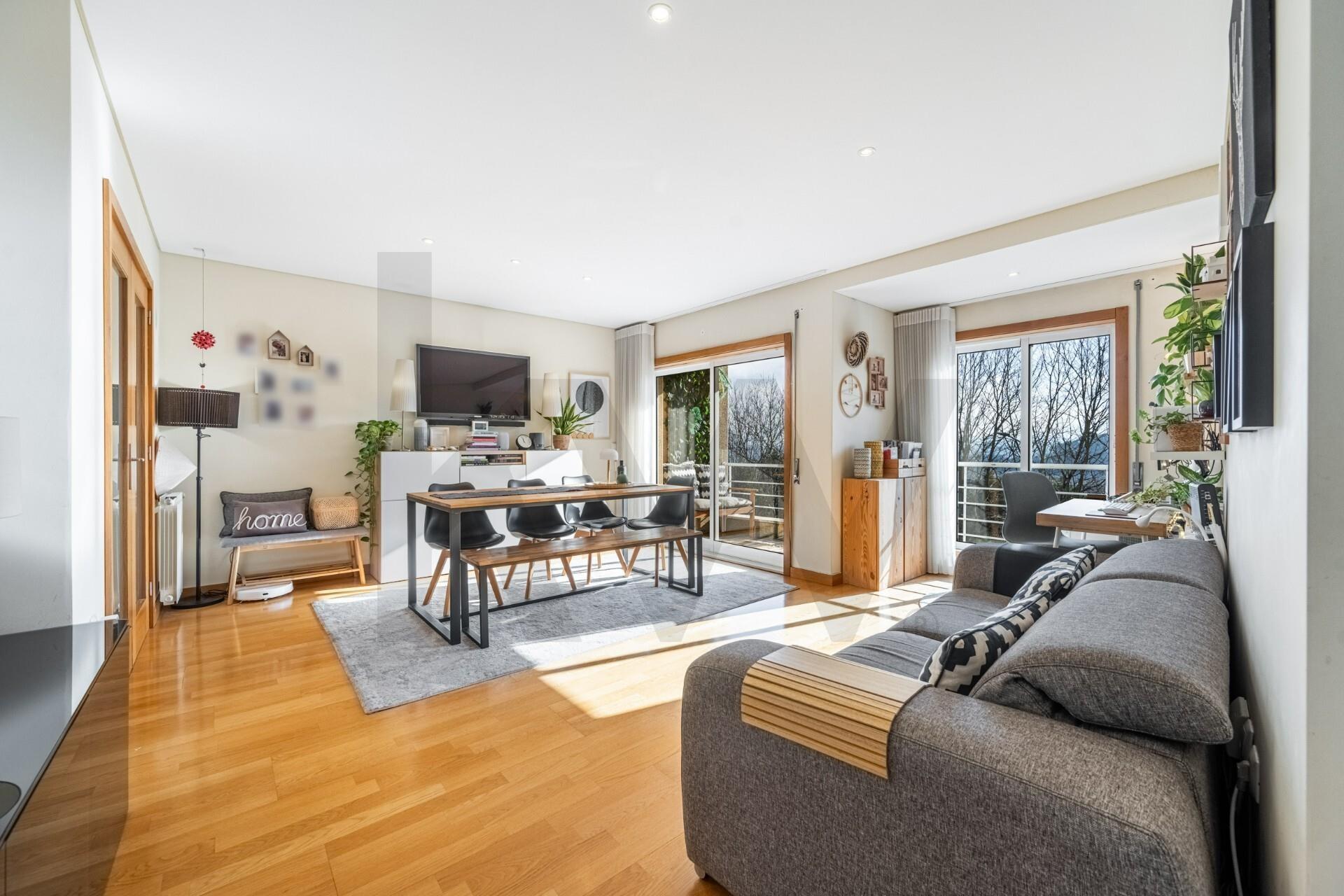 🏢 T3 com varanda, vistas desafogadas e garagem dupla em Vilar de Andorinho