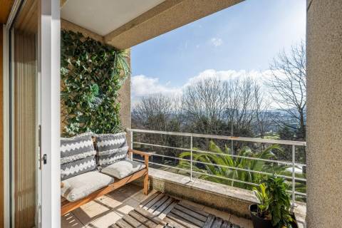 🏢 T3 com varanda, vistas desafogadas e garagem dupla em Vilar de Andorinho