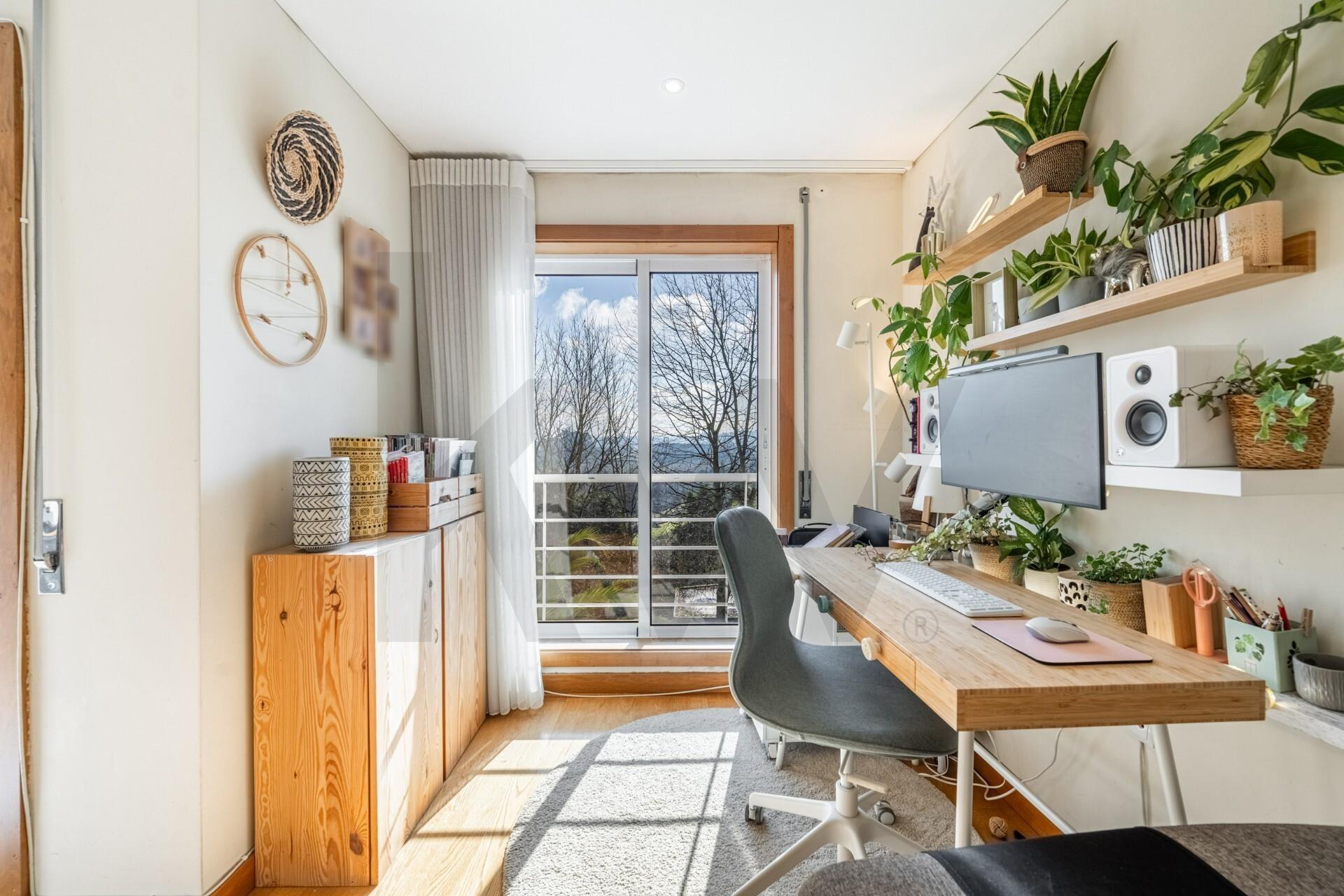 🏢 T3 com varanda, vistas desafogadas e garagem dupla em Vilar de Andorinho