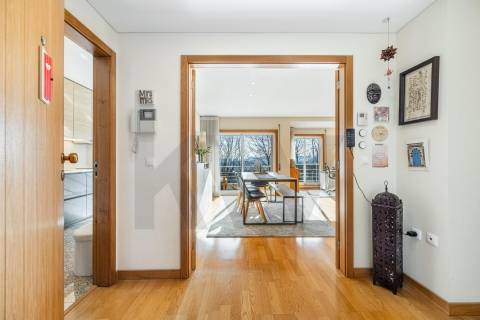 🏢 T3 com varanda, vistas desafogadas e garagem dupla em Vilar de Andorinho