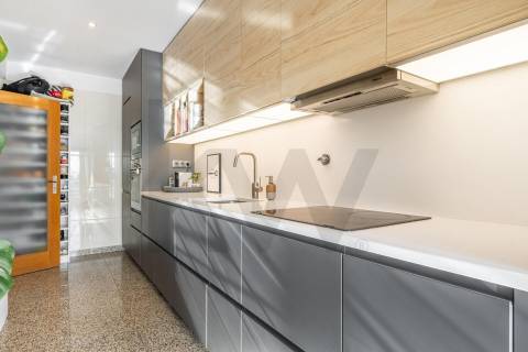 🏢 T3 com varanda, vistas desafogadas e garagem dupla em Vilar de Andorinho