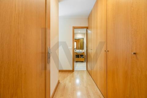 🏢 T3 com varanda, vistas desafogadas e garagem dupla em Vilar de Andorinho