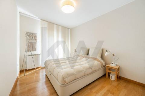 🏢 T3 com varanda, vistas desafogadas e garagem dupla em Vilar de Andorinho