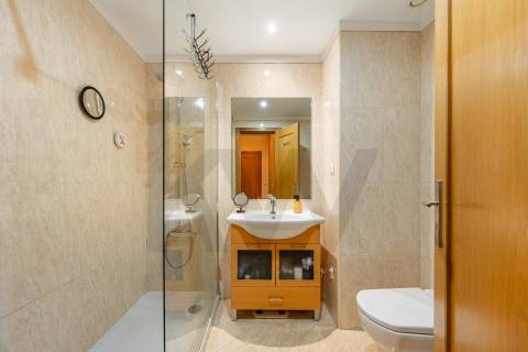 🏢 T3 com varanda, vistas desafogadas e garagem dupla em Vilar de Andorinho