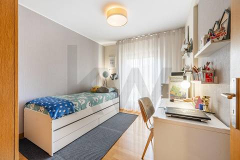 🏢 T3 com varanda, vistas desafogadas e garagem dupla em Vilar de Andorinho