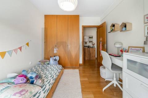 🏢 T3 com varanda, vistas desafogadas e garagem dupla em Vilar de Andorinho