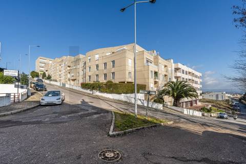 🏢 T3 com varanda, vistas desafogadas e garagem dupla em Vilar de Andorinho