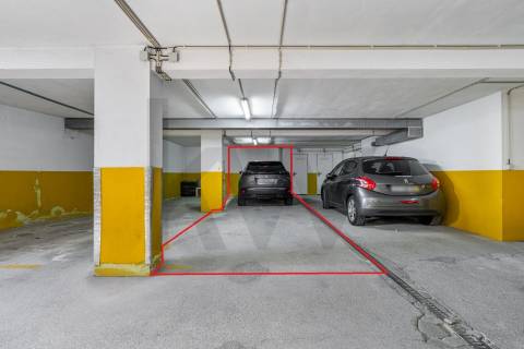 🏢 T3 com varanda, vistas desafogadas e garagem dupla em Vilar de Andorinho