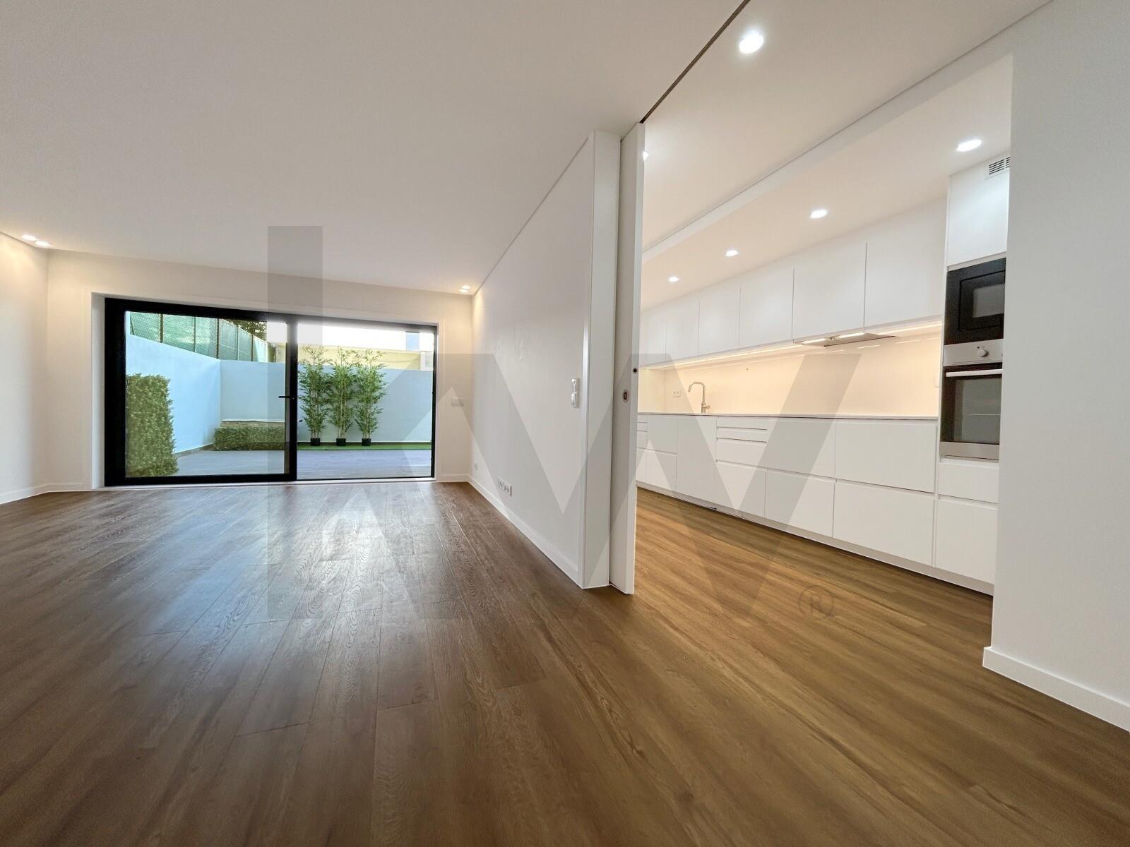 Na Foz, às praias da Luz e dos Ingleses, T2 c/ terraço e garagem. Renovado agora.