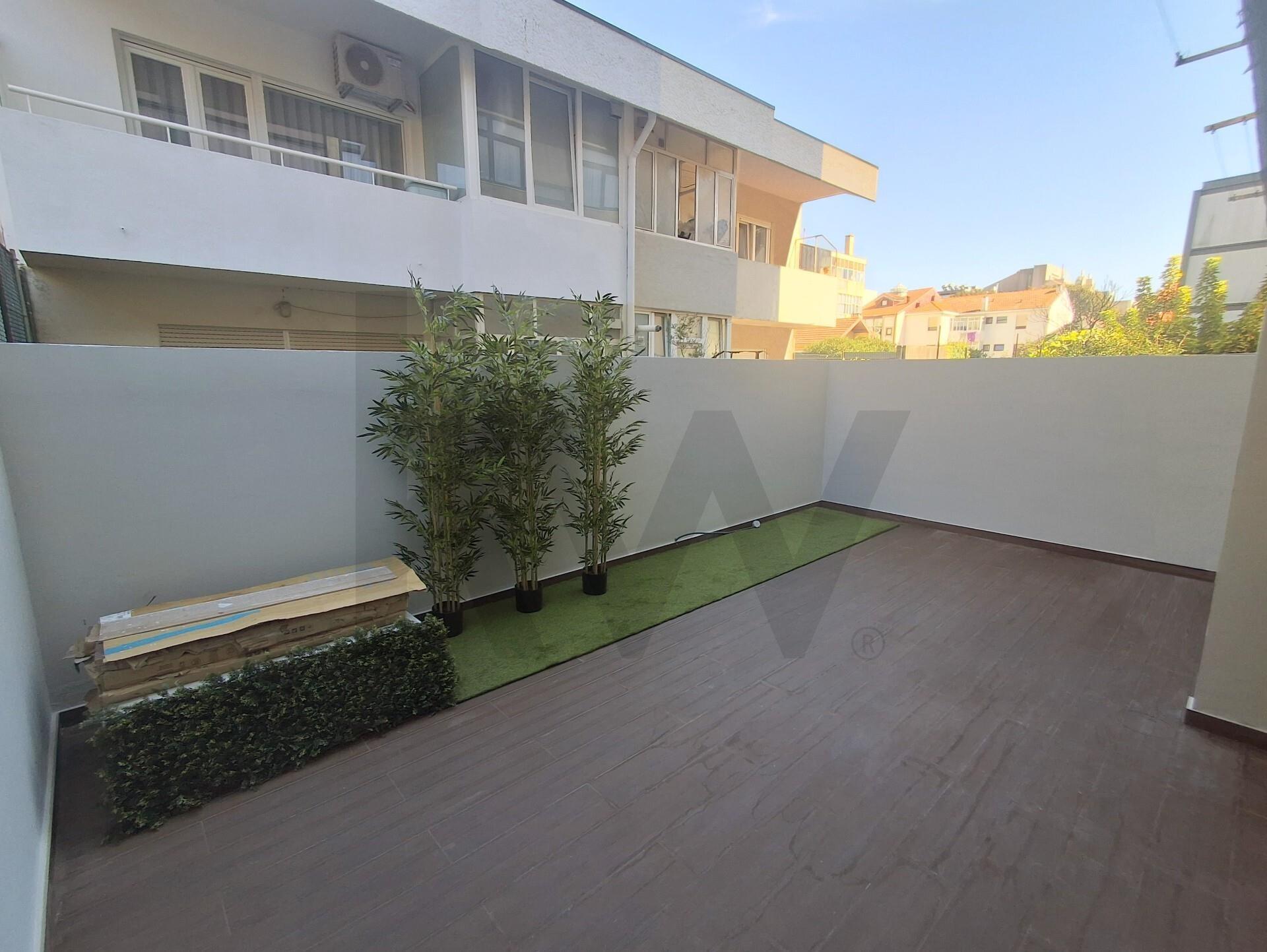 Na Foz, às praias da Luz e dos Ingleses, T2 c/ terraço e garagem. Renovado agora.