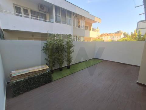 Na Foz, às praias da Luz e dos Ingleses, T2 c/ terraço e garagem. Renovado agora.