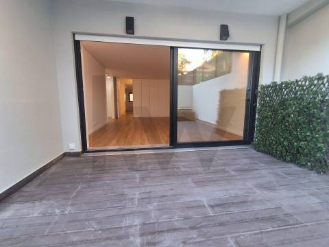 Na Foz, às praias da Luz e dos Ingleses, T2 c/ terraço e garagem. Renovado agora.