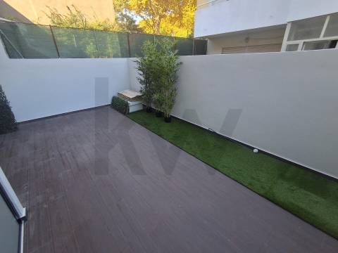 Na Foz, às praias da Luz e dos Ingleses, T2 c/ terraço e garagem. Renovado agora.