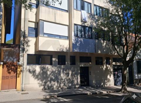 Na Foz, às praias da Luz e dos Ingleses, T2 c/ terraço e garagem. Renovado agora.