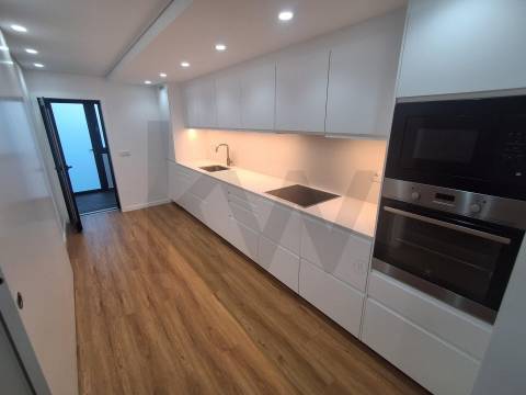 Na Foz, às praias da Luz e dos Ingleses, T2 c/ terraço e garagem. Renovado agora.