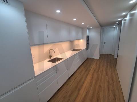 Na Foz, às praias da Luz e dos Ingleses, T2 c/ terraço e garagem. Renovado agora.