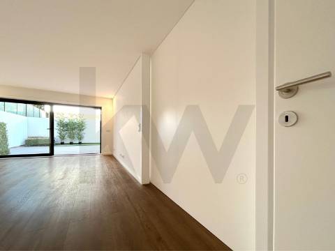 Na Foz, às praias da Luz e dos Ingleses, T2 c/ terraço e garagem. Renovado agora.