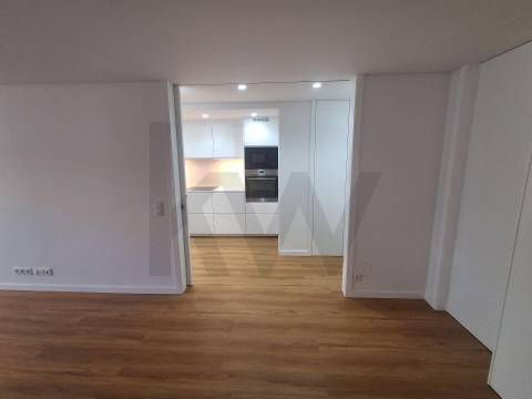 Na Foz, às praias da Luz e dos Ingleses, T2 c/ terraço e garagem. Renovado agora.