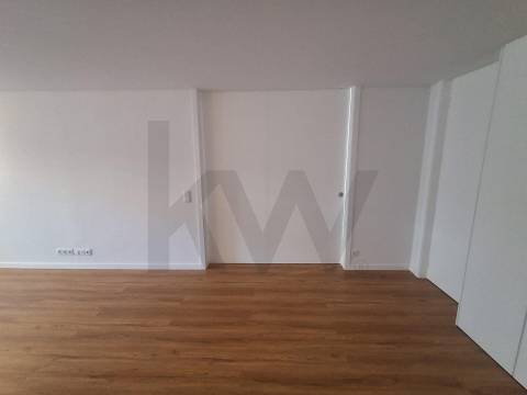 Na Foz, às praias da Luz e dos Ingleses, T2 c/ terraço e garagem. Renovado agora.