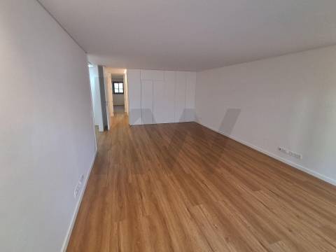 Na Foz, às praias da Luz e dos Ingleses, T2 c/ terraço e garagem. Renovado agora.