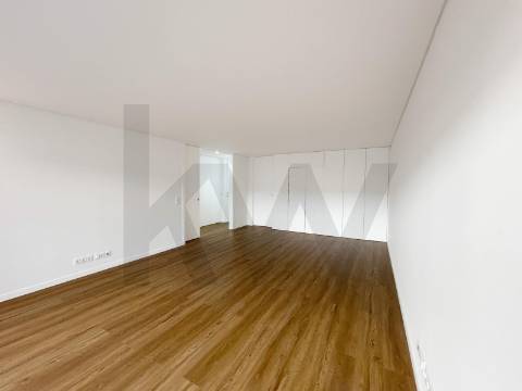 Na Foz, às praias da Luz e dos Ingleses, T2 c/ terraço e garagem. Renovado agora.