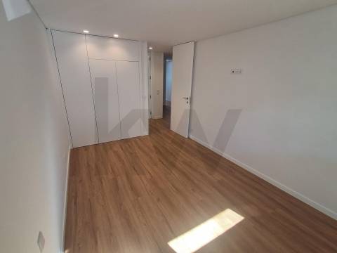 Na Foz, às praias da Luz e dos Ingleses, T2 c/ terraço e garagem. Renovado agora.