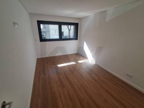Na Foz, às praias da Luz e dos Ingleses, T2 c/ terraço e garagem. Renovado agora.