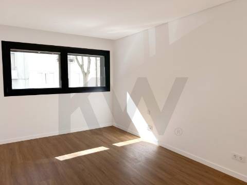 Na Foz, às praias da Luz e dos Ingleses, T2 c/ terraço e garagem. Renovado agora.