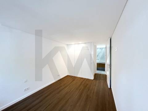 Na Foz, às praias da Luz e dos Ingleses, T2 c/ terraço e garagem. Renovado agora.