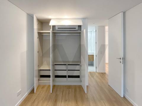 Na Foz, às praias da Luz e dos Ingleses, T2 c/ terraço e garagem. Renovado agora.