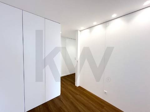 Na Foz, às praias da Luz e dos Ingleses, T2 c/ terraço e garagem. Renovado agora.