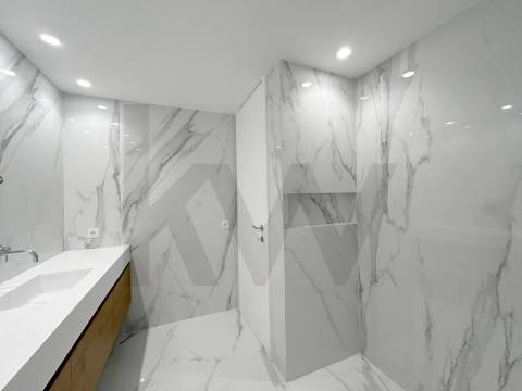 Na Foz, às praias da Luz e dos Ingleses, T2 c/ terraço e garagem. Renovado agora.