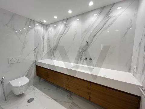 Na Foz, às praias da Luz e dos Ingleses, T2 c/ terraço e garagem. Renovado agora.