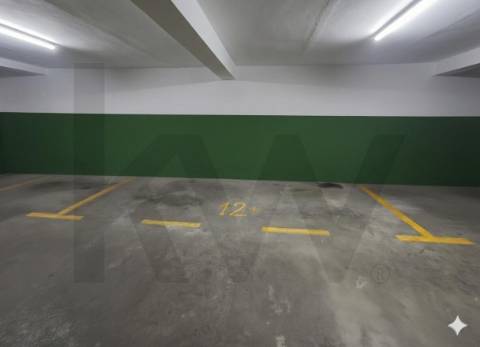 Na Foz, às praias da Luz e dos Ingleses, T2 c/ terraço e garagem. Renovado agora.