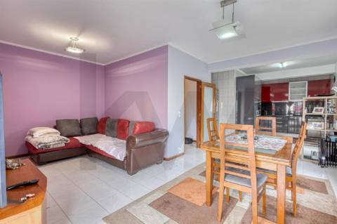 Apartamento T2 à venda na Rua Padre Joaquim das Neves- Rio Tinto