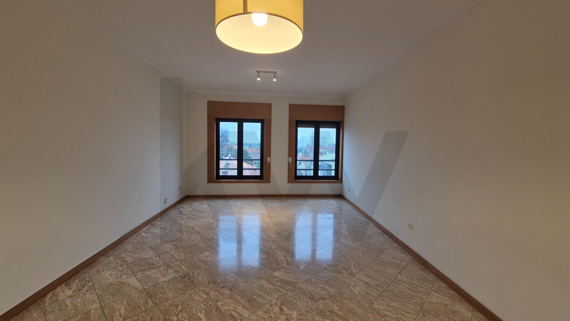 T2 Impecável na Rua Ciríaco Cardoso – Conforto e Centralidade no Porto