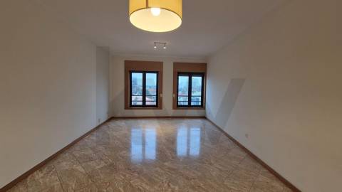 T2 Impecável na Rua Ciríaco Cardoso – Conforto e Centralidade no Porto