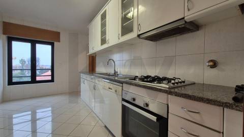 T2 Impecável na Rua Ciríaco Cardoso – Conforto e Centralidade no Porto