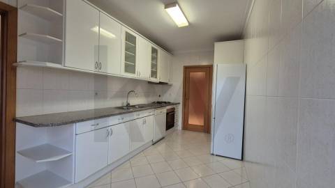 T2 Impecável na Rua Ciríaco Cardoso – Conforto e Centralidade no Porto