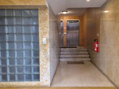 Apartamento T2 com garagem em Lordelo do Ouro, Porto