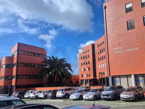 Apartamento T2 com garagem em Lordelo do Ouro, Porto