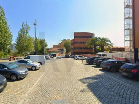 Apartamento T2 com garagem em Lordelo do Ouro, Porto