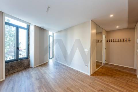 T1 com varanda na Rua da Antas, em frente à Praça Francisco Sá Carneiro, no Porto