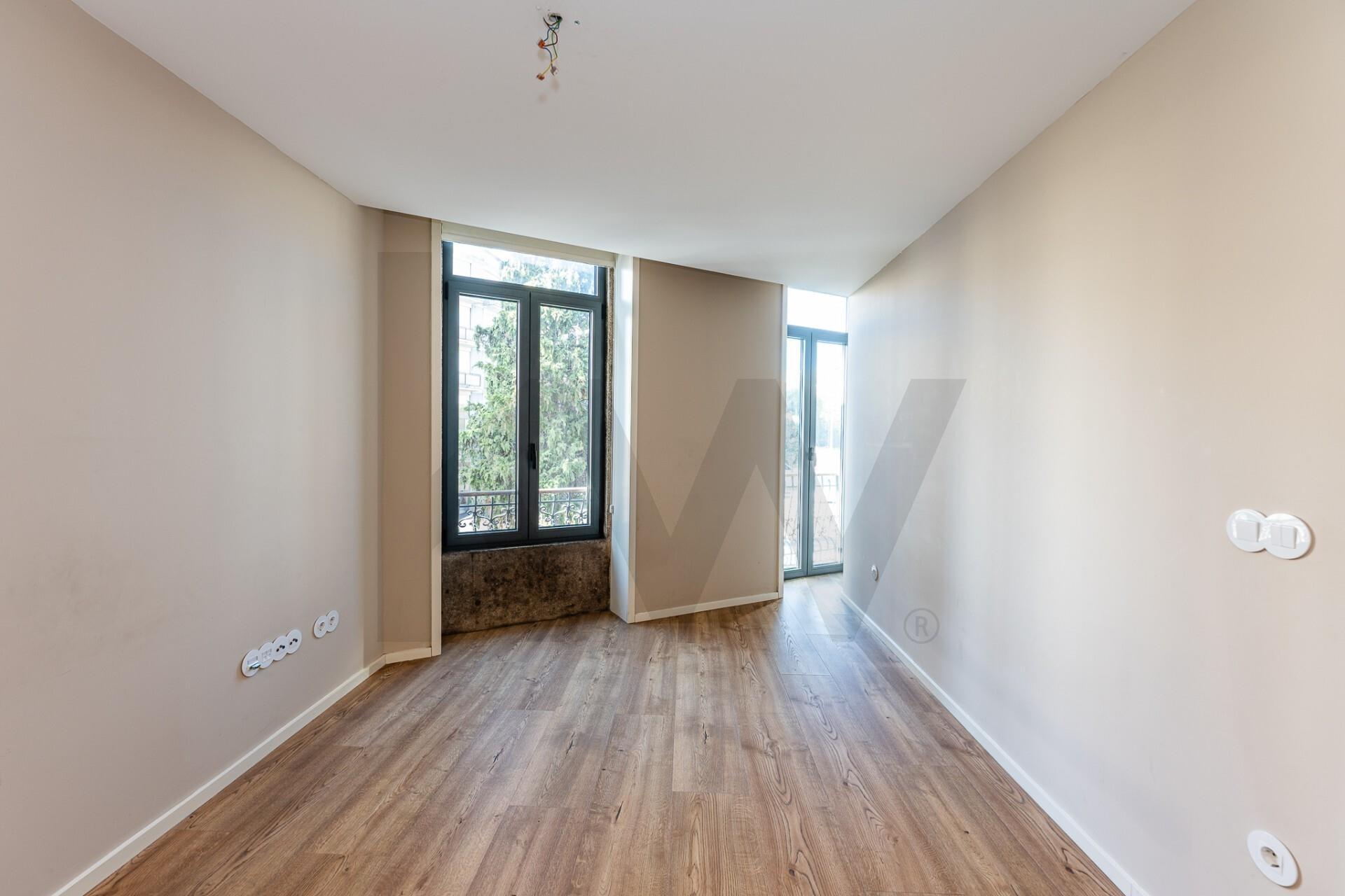 T1 com varanda na Rua da Antas, em frente à Praça Francisco Sá Carneiro, no Porto