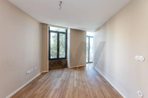 T1 com varanda na Rua da Antas, em frente à Praça Francisco Sá Carneiro, no Porto