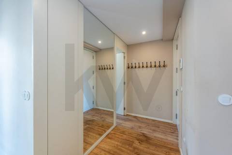 T1 com varanda na Rua da Antas, em frente à Praça Francisco Sá Carneiro, no Porto