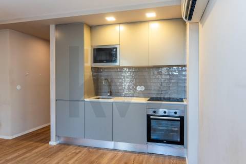 T1 com varanda na Rua da Antas, em frente à Praça Francisco Sá Carneiro, no Porto