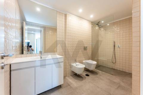 T1 com varanda na Rua da Antas, em frente à Praça Francisco Sá Carneiro, no Porto