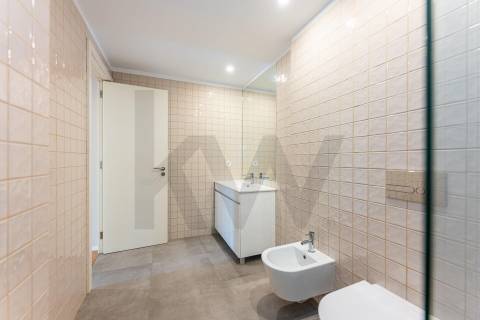 T1 com varanda na Rua da Antas, em frente à Praça Francisco Sá Carneiro, no Porto